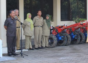Walikota Cirebon Drs. H. Ano Sutrisno, MM memberikan Bantuan Traktor Kepada para Petani